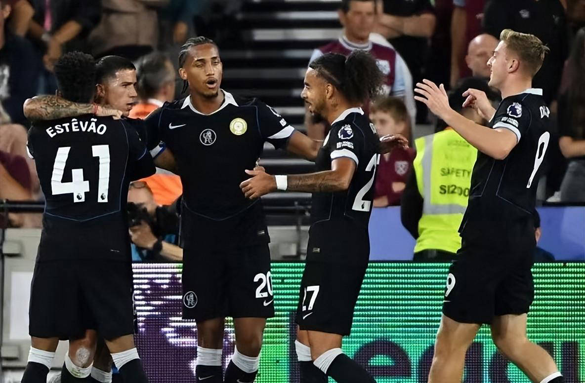 球队展示其 球队展示其