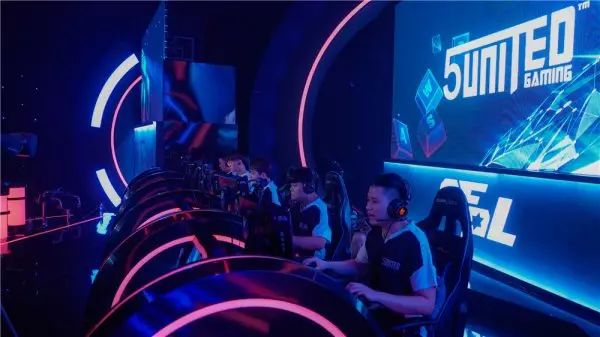 年轻阳光的 年轻阳光的